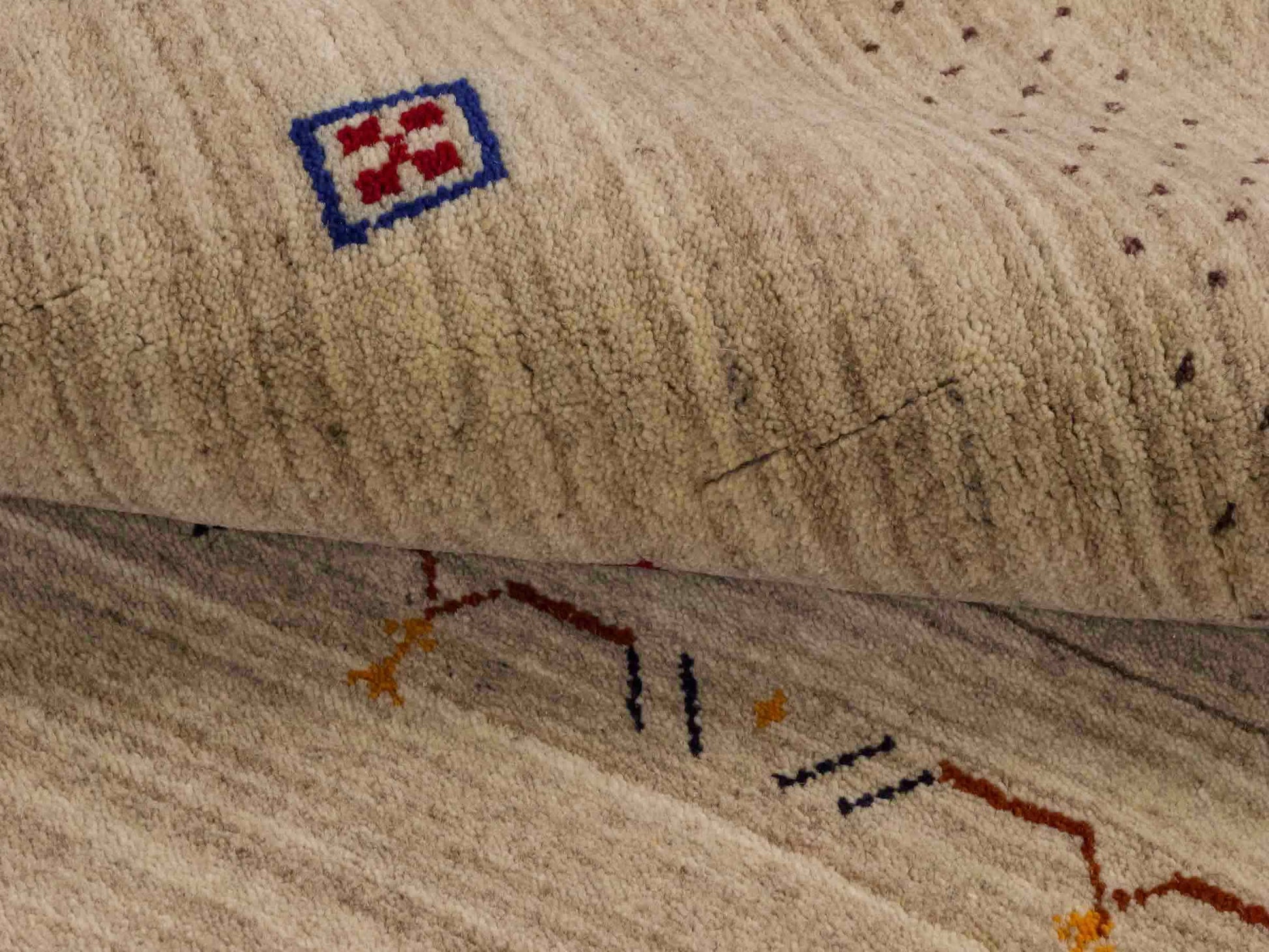 Moderner, Handloom Lori Orientteppich von Khademi aus Wolle, cremeweiß. Geometrisches Design. Produziert in Indien. Größe: 153x83cm. Teppichnummer: KB4-1529. Verkauf durch Jupiter Intl.