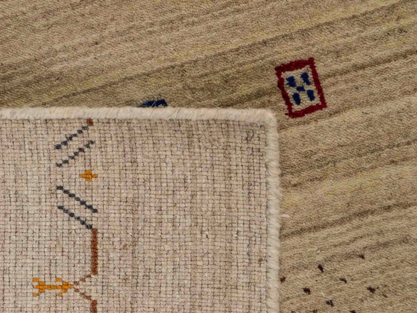 Moderner, Handloom Lori Orientteppich von Khademi aus Wolle, cremeweiß. Geometrisches Design. Produziert in Indien. Größe: 153x83cm. Teppichnummer: KB4-1529. Verkauf durch Jupiter Intl.