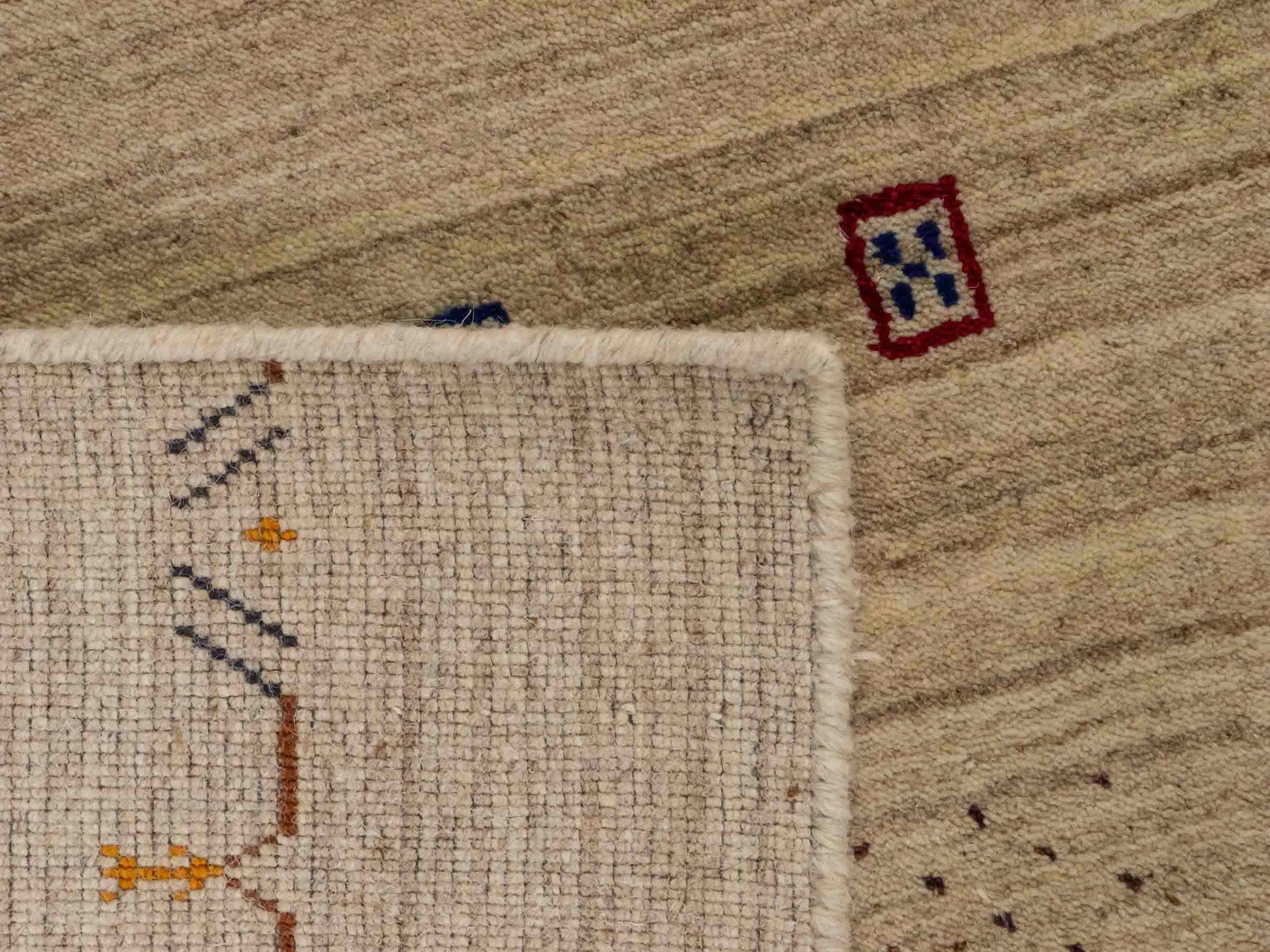 Moderner, Handloom Lori Orientteppich von Khademi aus Wolle, cremeweiß. Geometrisches Design. Produziert in Indien. Größe: 153x83cm. Teppichnummer: KB4-1529. Verkauf durch Jupiter Intl.