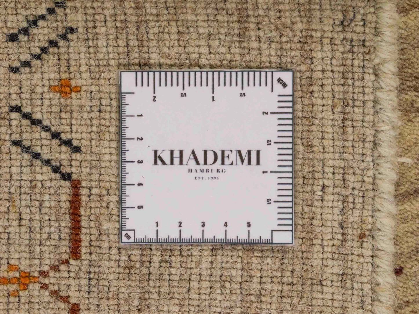 Moderner, Handloom Lori Orientteppich von Khademi aus Wolle, cremeweiß. Geometrisches Design. Produziert in Indien. Größe: 153x83cm. Teppichnummer: KB4-1529. Verkauf durch Jupiter Intl.