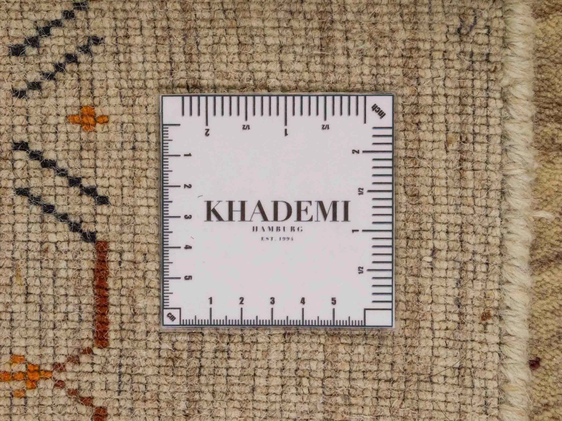 Moderner, Handloom Lori Orientteppich von Khademi aus Wolle, cremeweiß. Geometrisches Design. Produziert in Indien. Größe: 153x83cm. Teppichnummer: KB4-1529. Verkauf durch Jupiter Intl.