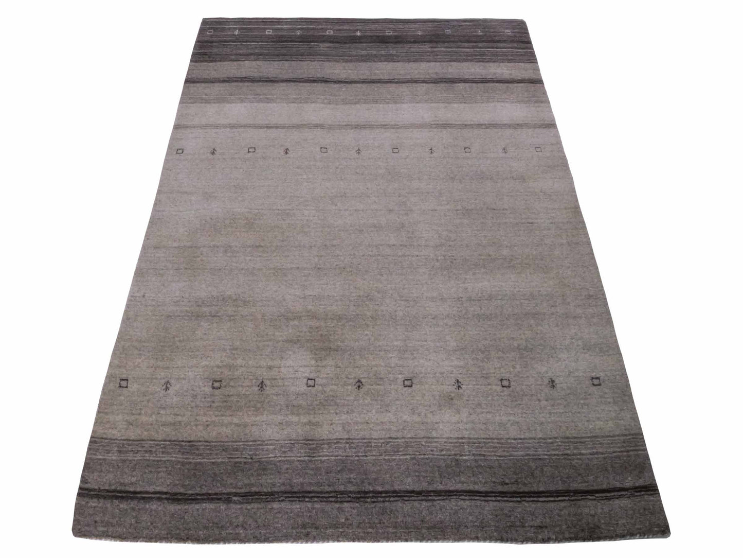 Moderner, Handloom Lori Gabbeh Orientteppich von Khademi aus Wolle, grau, greige. Geometrisches Nomaden-Design. Produziert in Indien. Größe: 180x116cm. Teppichnummer: KB4-1800. Verkauf durch Jupiter Intl.
