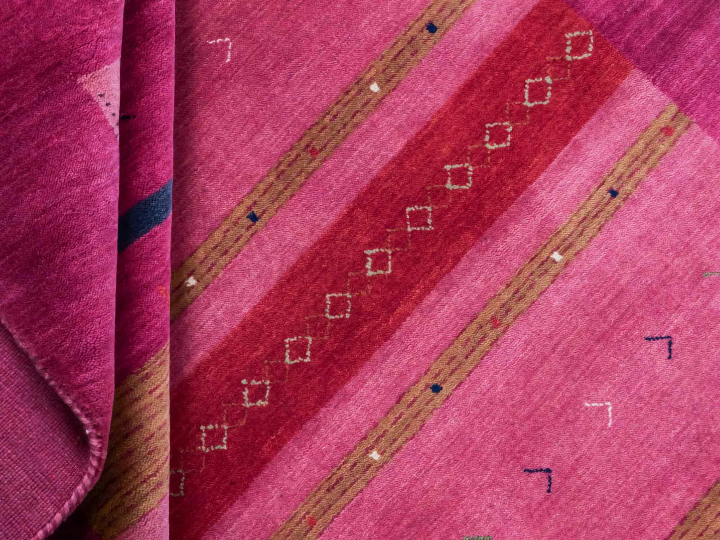 Moderner, Handloom Lori Gabbeh Orientteppich von Khademi aus Wolle, violett, rosa. Geometrisches Nomaden-Design. Produziert in Indien. Größe: 181x120cm. Teppichnummer: KB4-1801. Verkauf durch Jupiter Intl.