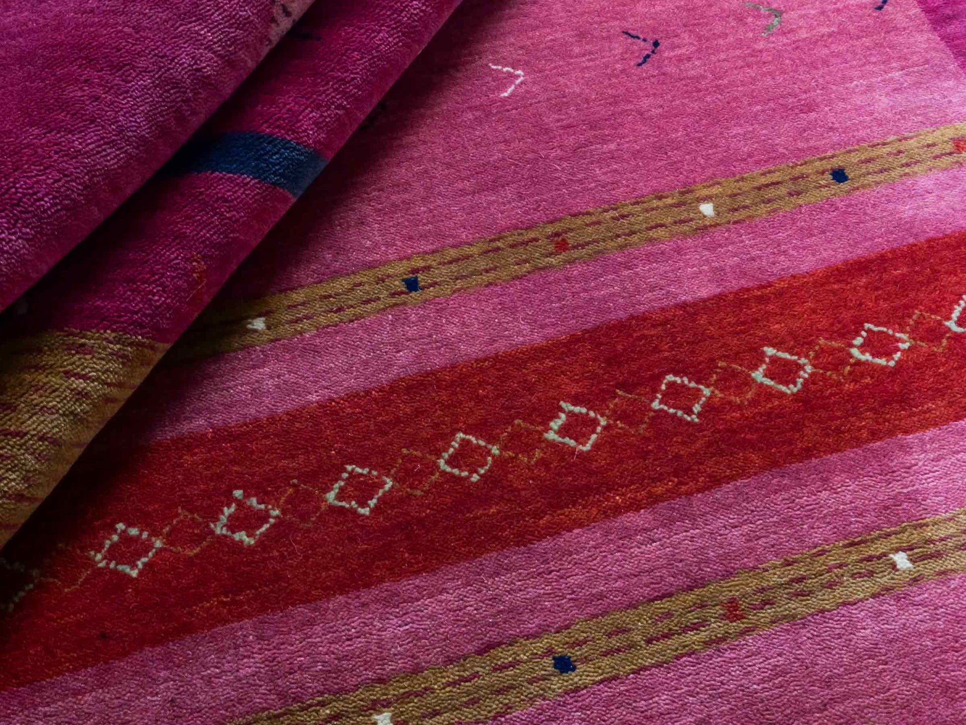 Moderner, Handloom Lori Gabbeh Orientteppich von Khademi aus Wolle, violett, rosa. Geometrisches Nomaden-Design. Produziert in Indien. Größe: 181x120cm. Teppichnummer: KB4-1801. Verkauf durch Jupiter Intl.