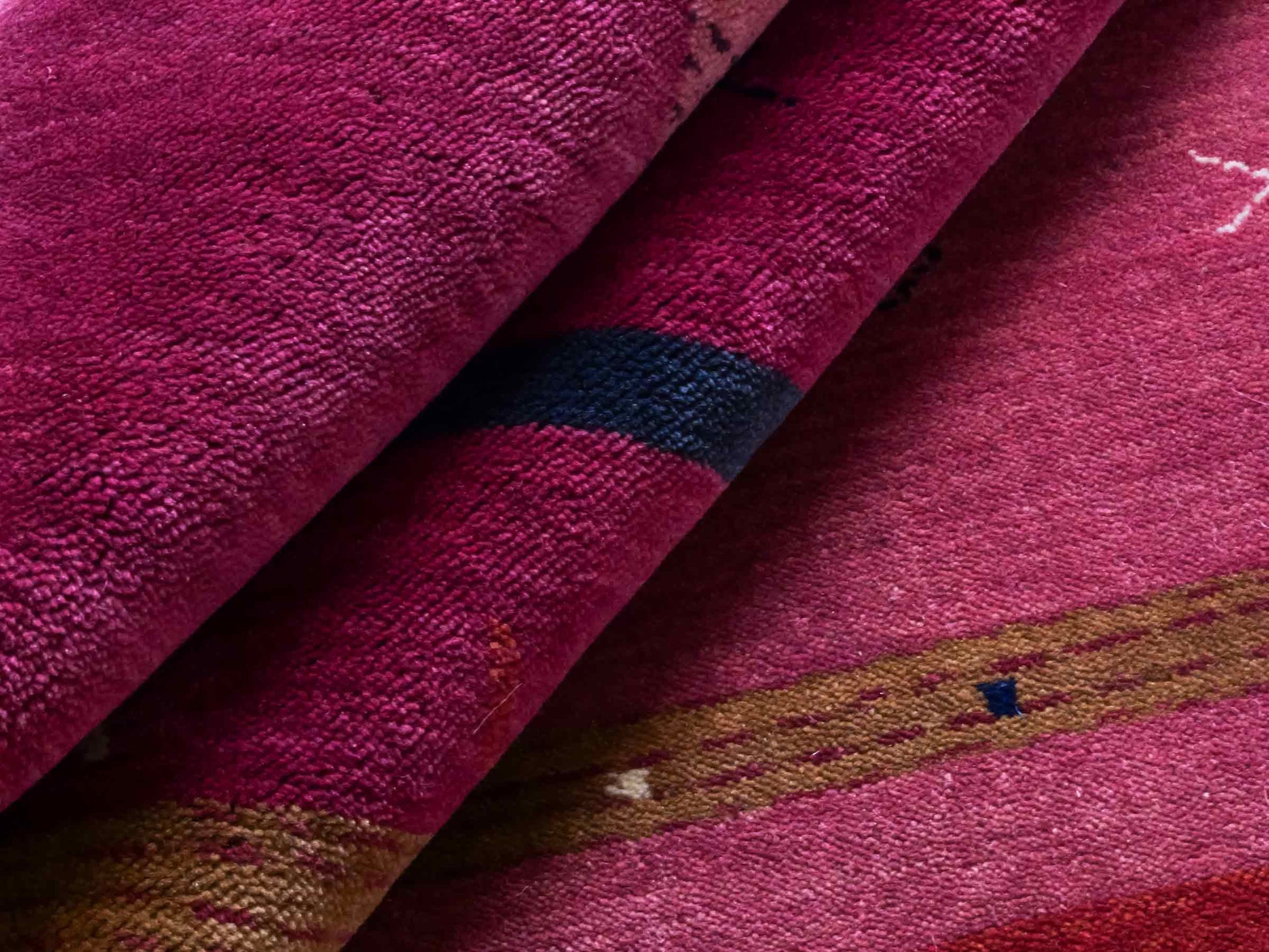 Moderner, Handloom Lori Gabbeh Orientteppich von Khademi aus Wolle, violett, rosa. Geometrisches Nomaden-Design. Produziert in Indien. Größe: 181x120cm. Teppichnummer: KB4-1801. Verkauf durch Jupiter Intl.