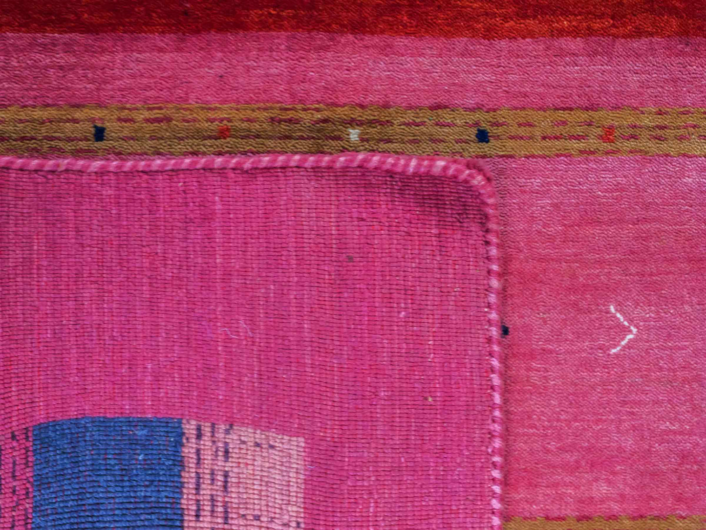 Moderner, Handloom Lori Gabbeh Orientteppich von Khademi aus Wolle, violett, rosa. Geometrisches Nomaden-Design. Produziert in Indien. Größe: 181x120cm. Teppichnummer: KB4-1801. Verkauf durch Jupiter Intl.