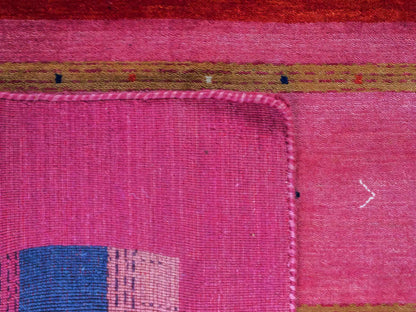 Moderner, Handloom Lori Gabbeh Orientteppich von Khademi aus Wolle, violett, rosa. Geometrisches Nomaden-Design. Produziert in Indien. Größe: 181x120cm. Teppichnummer: KB4-1801. Verkauf durch Jupiter Intl.