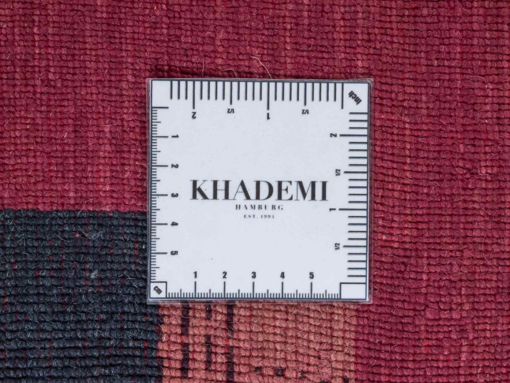 Moderner, Handloom Lori Gabbeh Orientteppich von Khademi aus Wolle, violett, rosa. Geometrisches Nomaden-Design. Produziert in Indien. Größe: 181x120cm. Teppichnummer: KB4-1801. Verkauf durch Jupiter Intl.