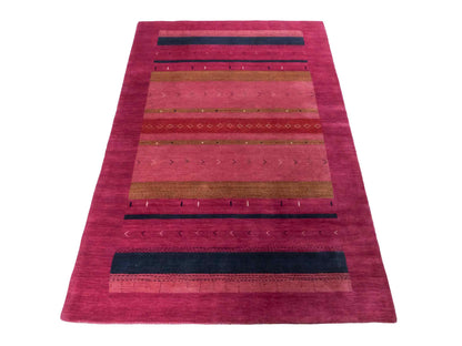 Moderner, Handloom Lori Gabbeh Orientteppich von Khademi aus Wolle, violett, rosa. Geometrisches Nomaden-Design. Produziert in Indien. Größe: 181x120cm. Teppichnummer: KB4-1801. Verkauf durch Jupiter Intl.