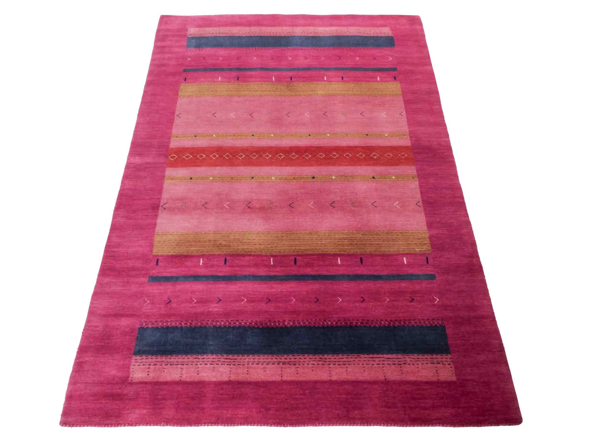 Moderner, Handloom Lori Gabbeh Orientteppich von Khademi aus Wolle, violett, rosa. Geometrisches Nomaden-Design. Produziert in Indien. Größe: 181x120cm. Teppichnummer: KB4-1801. Verkauf durch Jupiter Intl.