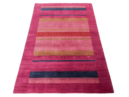 Moderner, Handloom Lori Gabbeh Orientteppich von Khademi aus Wolle, violett, rosa. Geometrisches Nomaden-Design. Produziert in Indien. Größe: 181x120cm. Teppichnummer: KB4-1801. Verkauf durch Jupiter Intl.