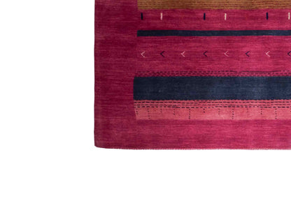 Moderner, Handloom Lori Gabbeh Orientteppich von Khademi aus Wolle, violett, rosa. Geometrisches Nomaden-Design. Produziert in Indien. Größe: 181x120cm. Teppichnummer: KB4-1801. Verkauf durch Jupiter Intl.