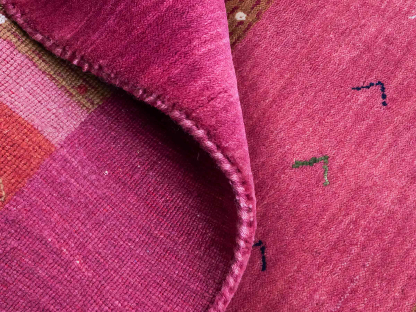 Moderner, Handloom Lori Gabbeh Orientteppich von Khademi aus Wolle, violett, rosa. Geometrisches Nomaden-Design. Produziert in Indien. Größe: 181x120cm. Teppichnummer: KB4-1801. Verkauf durch Jupiter Intl.