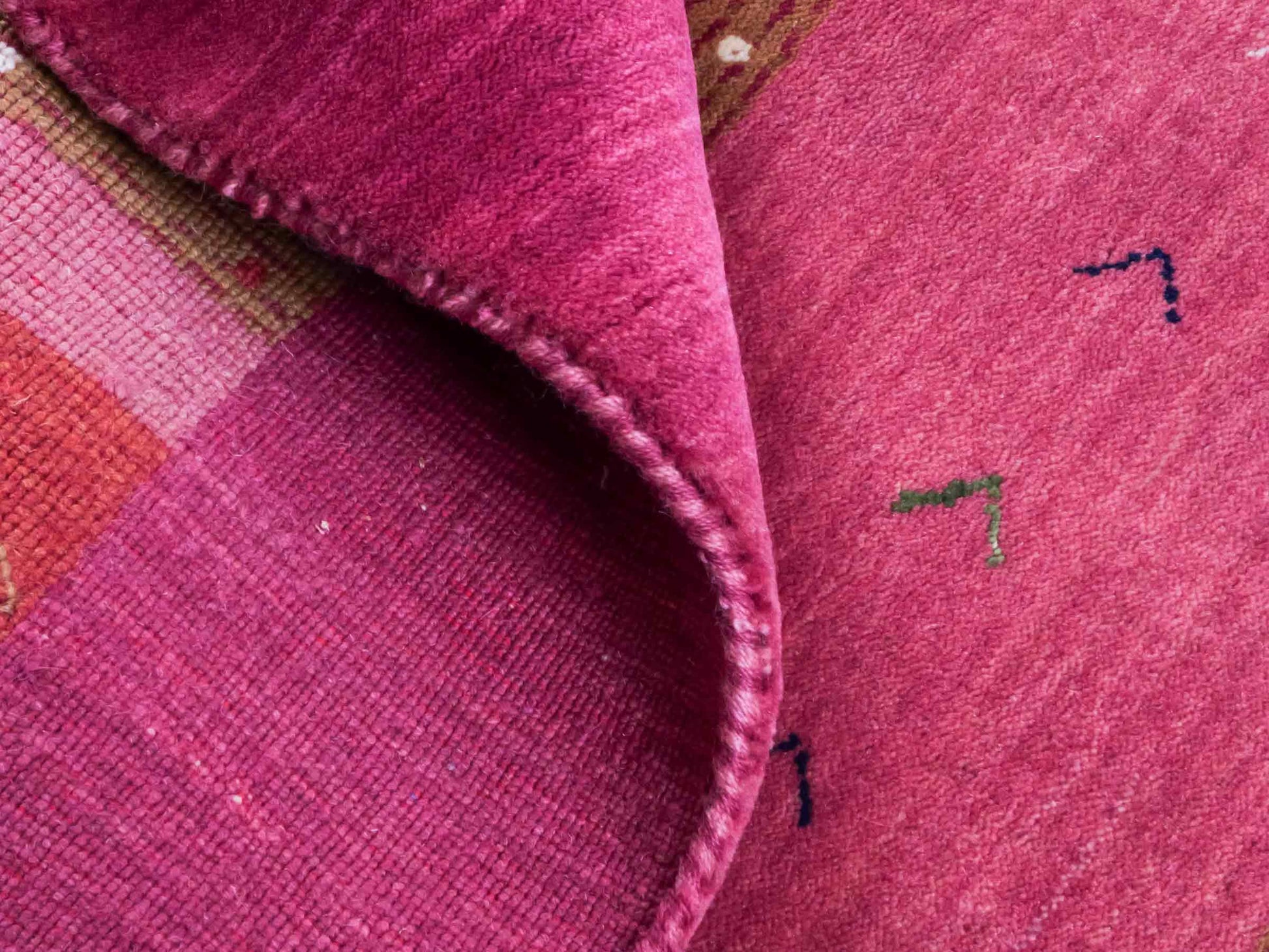 Moderner, Handloom Lori Gabbeh Orientteppich von Khademi aus Wolle, violett, rosa. Geometrisches Nomaden-Design. Produziert in Indien. Größe: 181x120cm. Teppichnummer: KB4-1801. Verkauf durch Jupiter Intl.