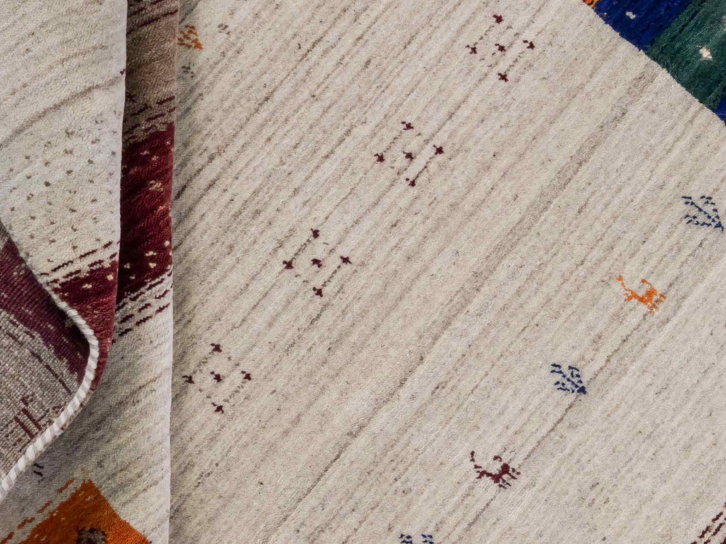 Moderner, Handloom Lori Gabbeh Orientteppich von Khademi aus Wolle, cremeweiß, mehrfarbig. Geometrisches Nomaden-Design. Produziert in Indien. Größe: 182x120cm. Teppichnummer: KB4-1799. Verkauf durch Jupiter Intl.