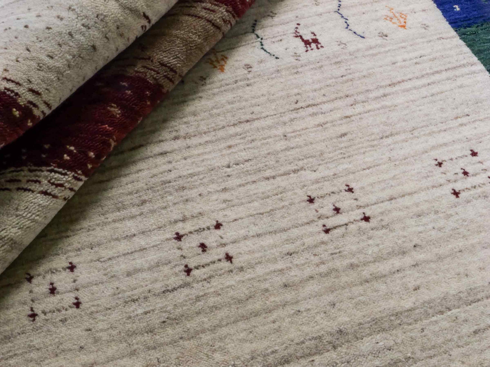 Moderner, Handloom Lori Gabbeh Orientteppich von Khademi aus Wolle, cremeweiß, mehrfarbig. Geometrisches Nomaden-Design. Produziert in Indien. Größe: 182x120cm. Teppichnummer: KB4-1799. Verkauf durch Jupiter Intl.