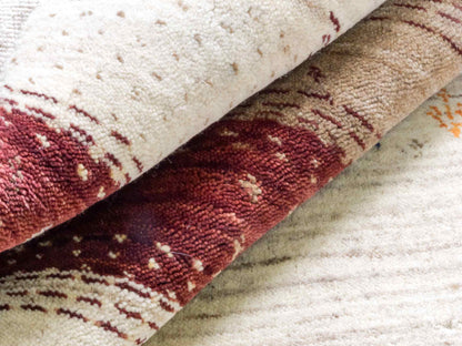 Moderner, Handloom Lori Gabbeh Orientteppich von Khademi aus Wolle, cremeweiß, mehrfarbig. Geometrisches Nomaden-Design. Produziert in Indien. Größe: 182x120cm. Teppichnummer: KB4-1799. Verkauf durch Jupiter Intl.