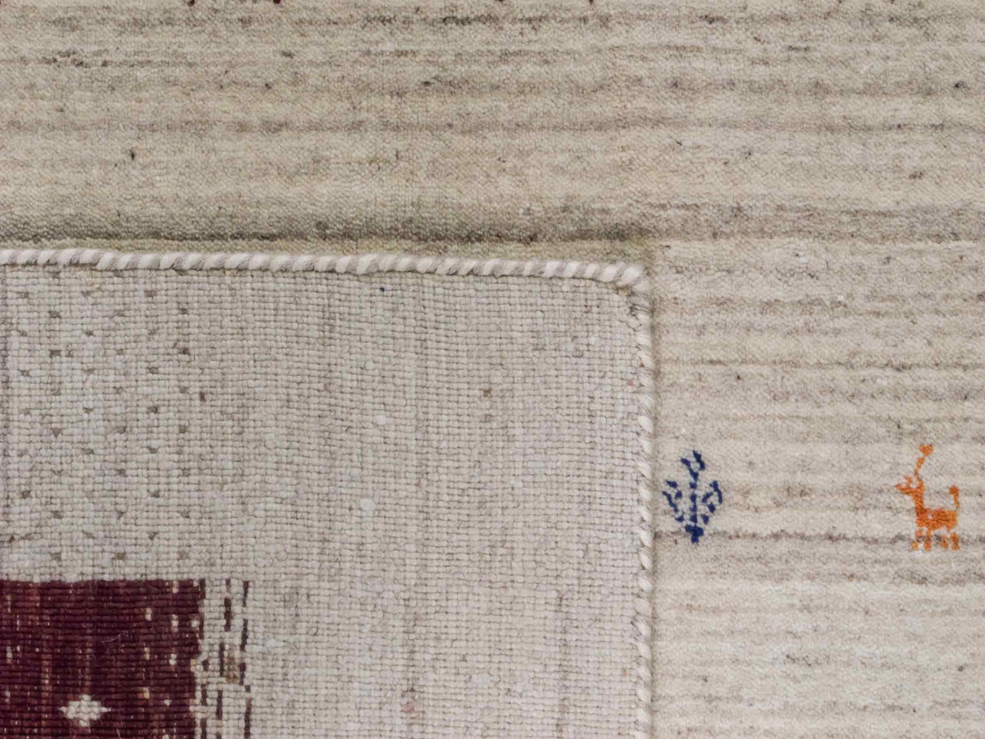 Moderner, Handloom Lori Gabbeh Orientteppich von Khademi aus Wolle, cremeweiß, mehrfarbig. Geometrisches Nomaden-Design. Produziert in Indien. Größe: 182x120cm. Teppichnummer: KB4-1799. Verkauf durch Jupiter Intl.