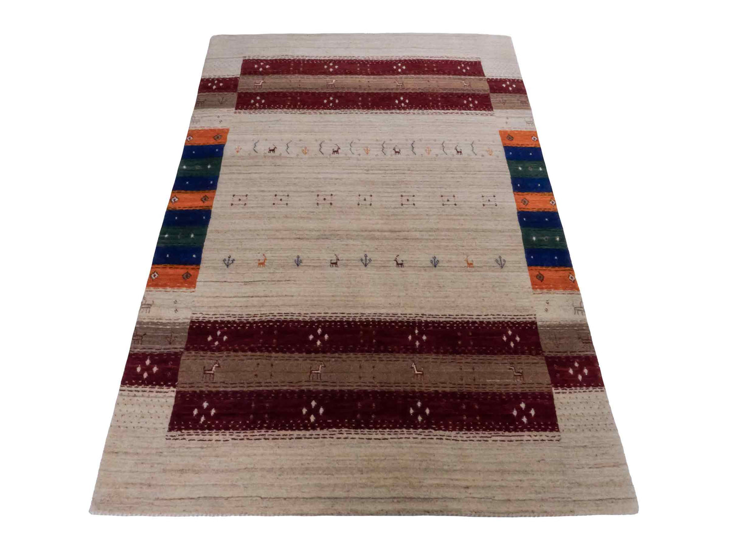 Moderner, Handloom Lori Gabbeh Orientteppich von Khademi aus Wolle, cremeweiß, mehrfarbig. Geometrisches Nomaden-Design. Produziert in Indien. Größe: 182x120cm. Teppichnummer: KB4-1799. Verkauf durch Jupiter Intl.