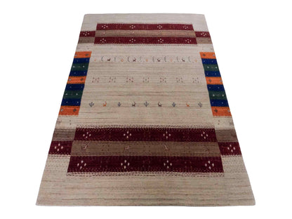 Moderner, Handloom Lori Gabbeh Orientteppich von Khademi aus Wolle, cremeweiß, mehrfarbig. Geometrisches Nomaden-Design. Produziert in Indien. Größe: 182x120cm. Teppichnummer: KB4-1799. Verkauf durch Jupiter Intl.