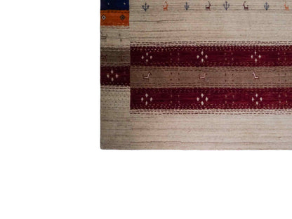 Moderner, Handloom Lori Gabbeh Orientteppich von Khademi aus Wolle, cremeweiß, mehrfarbig. Geometrisches Nomaden-Design. Produziert in Indien. Größe: 182x120cm. Teppichnummer: KB4-1799. Verkauf durch Jupiter Intl.