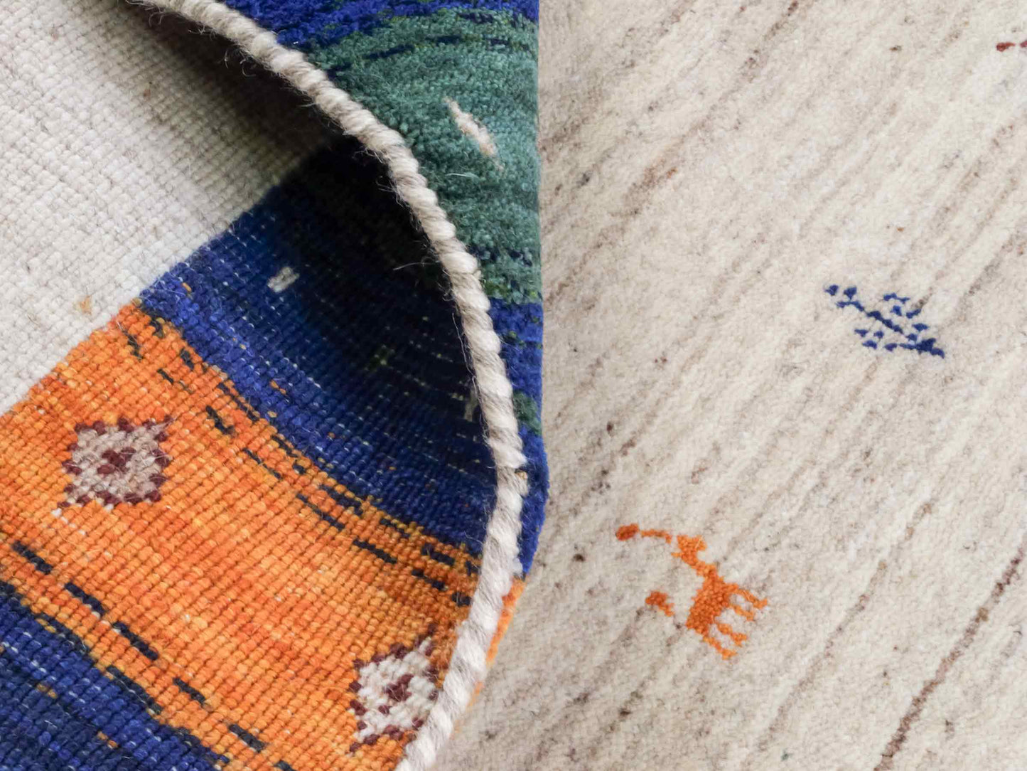 Moderner, Handloom Lori Gabbeh Orientteppich von Khademi aus Wolle, cremeweiß, mehrfarbig. Geometrisches Nomaden-Design. Produziert in Indien. Größe: 182x120cm. Teppichnummer: KB4-1799. Verkauf durch Jupiter Intl.