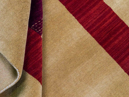 Moderner, Handloom Lori Gabbeh Orientteppich von Khademi aus Wolle, beige, rot. Geometrisches Nomaden-Design. Produziert in Indien. Größe: 182x121cm. Teppichnummer: KB4-1802. Verkauf durch Jupiter Intl.