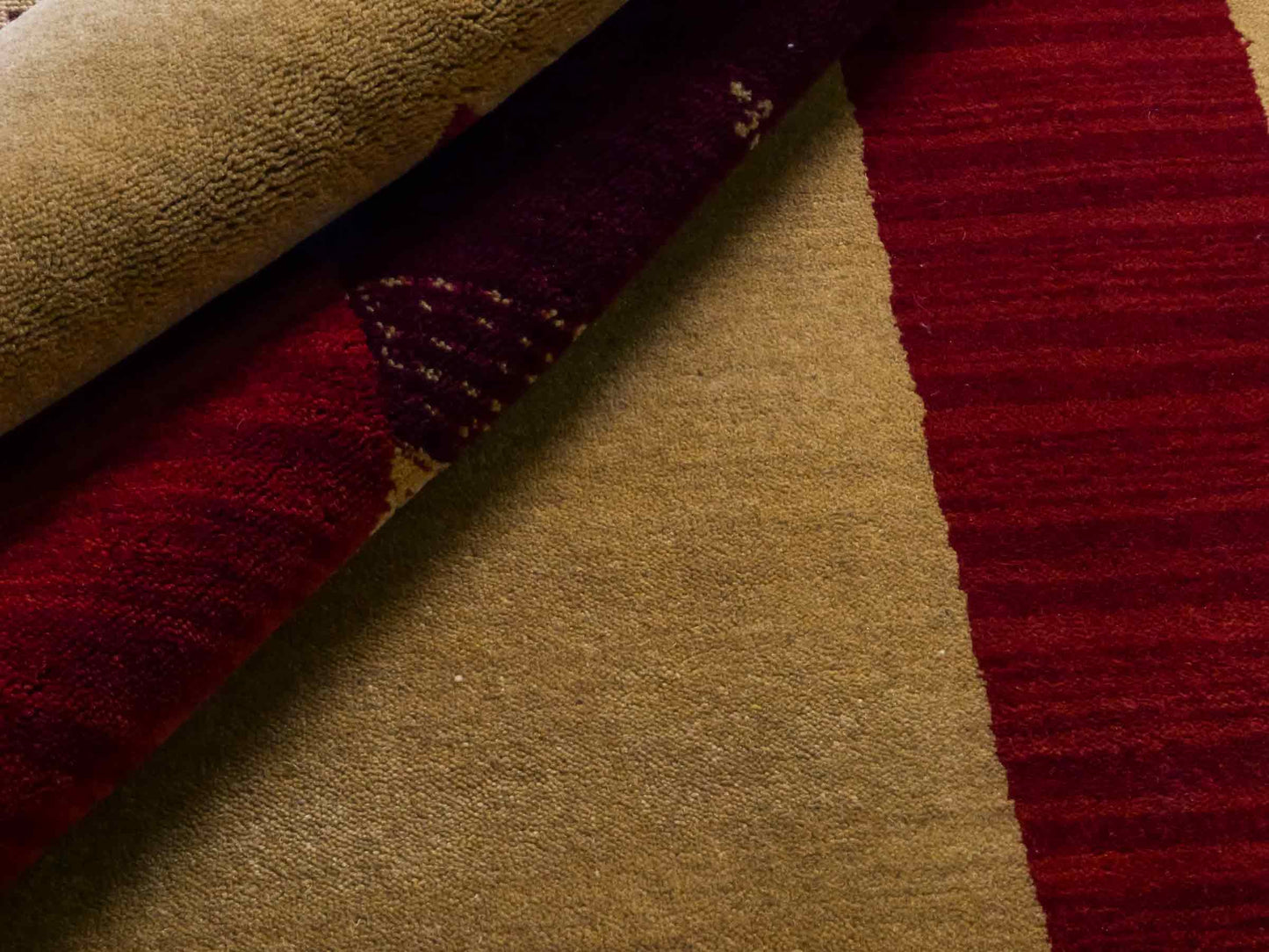 Moderner, Handloom Lori Gabbeh Orientteppich von Khademi aus Wolle, beige, rot. Geometrisches Nomaden-Design. Produziert in Indien. Größe: 182x121cm. Teppichnummer: KB4-1802. Verkauf durch Jupiter Intl.