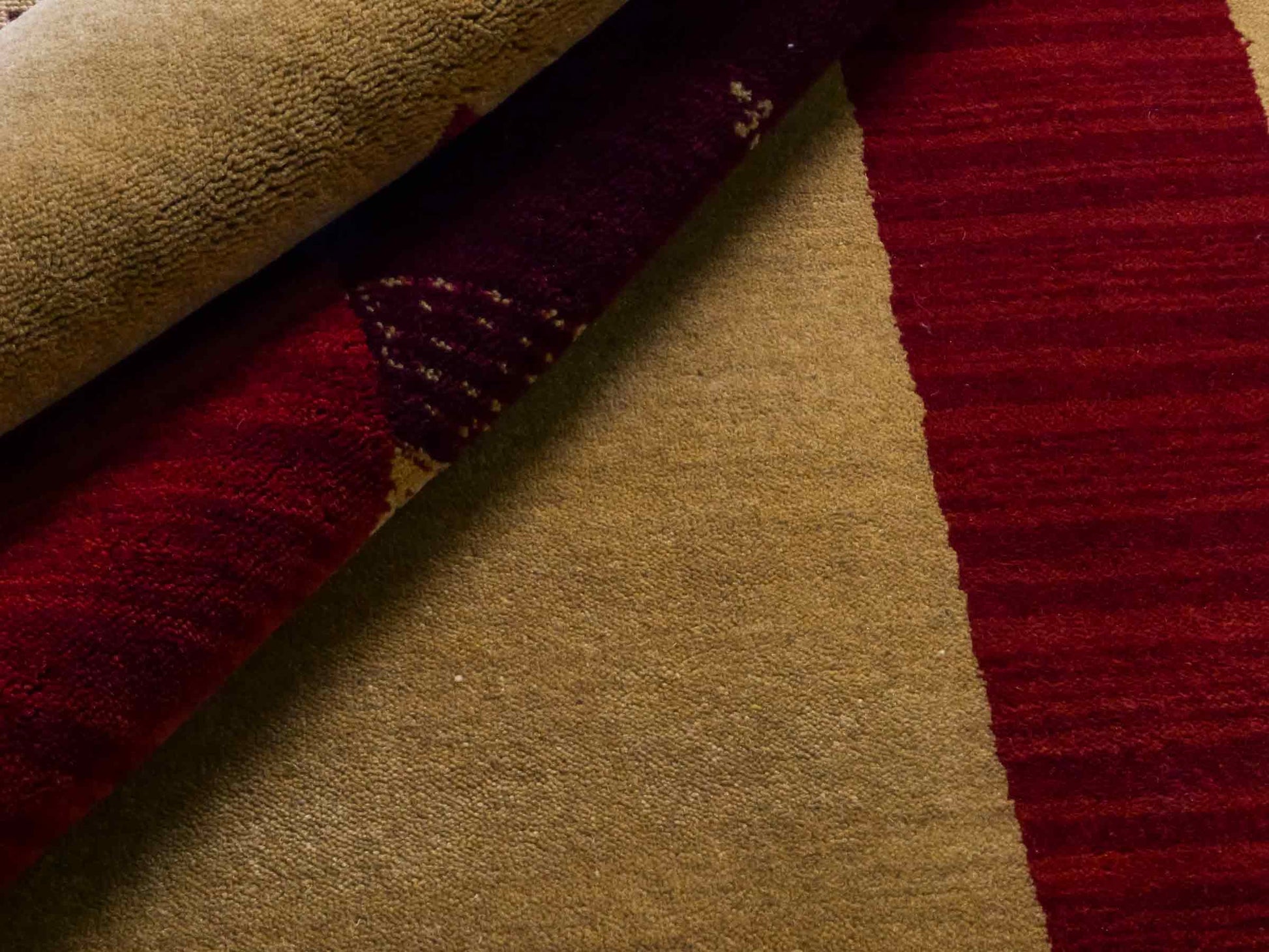 Moderner, Handloom Lori Gabbeh Orientteppich von Khademi aus Wolle, beige, rot. Geometrisches Nomaden-Design. Produziert in Indien. Größe: 182x121cm. Teppichnummer: KB4-1802. Verkauf durch Jupiter Intl.