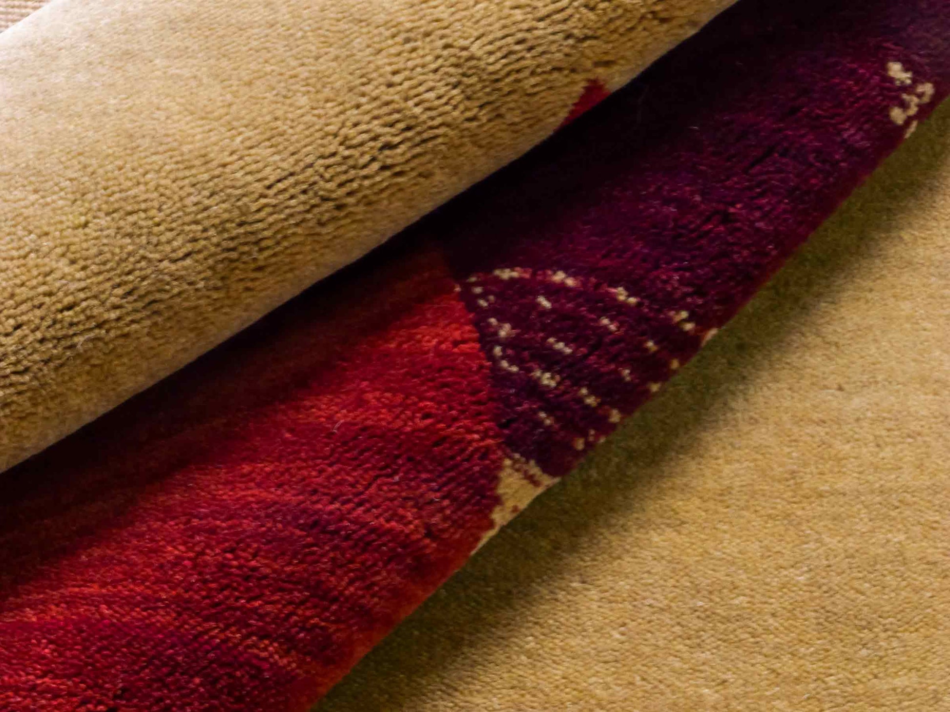 Moderner, Handloom Lori Gabbeh Orientteppich von Khademi aus Wolle, beige, rot. Geometrisches Nomaden-Design. Produziert in Indien. Größe: 182x121cm. Teppichnummer: KB4-1802. Verkauf durch Jupiter Intl.