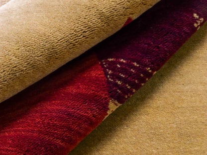 Moderner, Handloom Lori Gabbeh Orientteppich von Khademi aus Wolle, beige, rot. Geometrisches Nomaden-Design. Produziert in Indien. Größe: 182x121cm. Teppichnummer: KB4-1802. Verkauf durch Jupiter Intl.