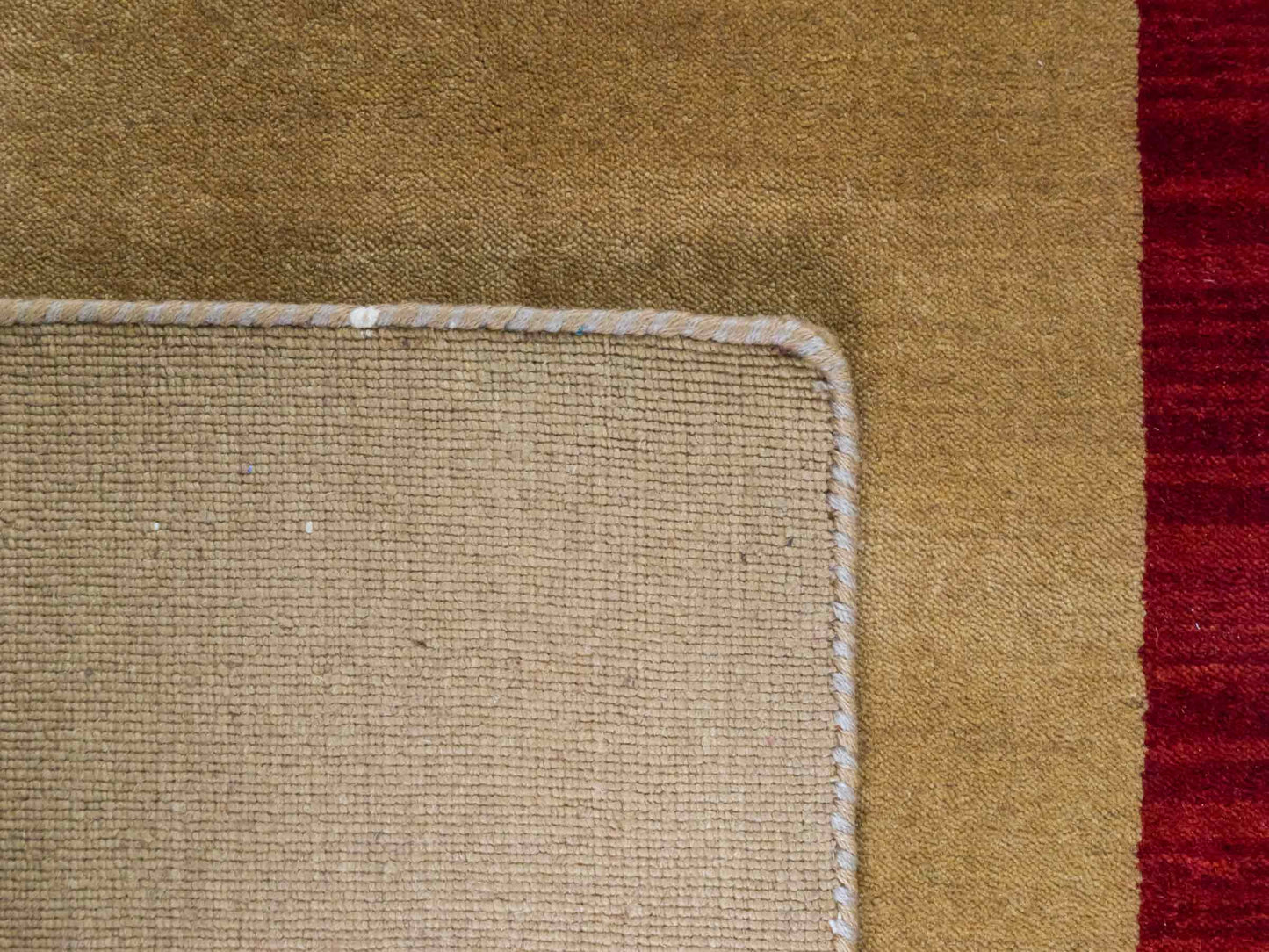 Moderner, Handloom Lori Gabbeh Orientteppich von Khademi aus Wolle, beige, rot. Geometrisches Nomaden-Design. Produziert in Indien. Größe: 182x121cm. Teppichnummer: KB4-1802. Verkauf durch Jupiter Intl.