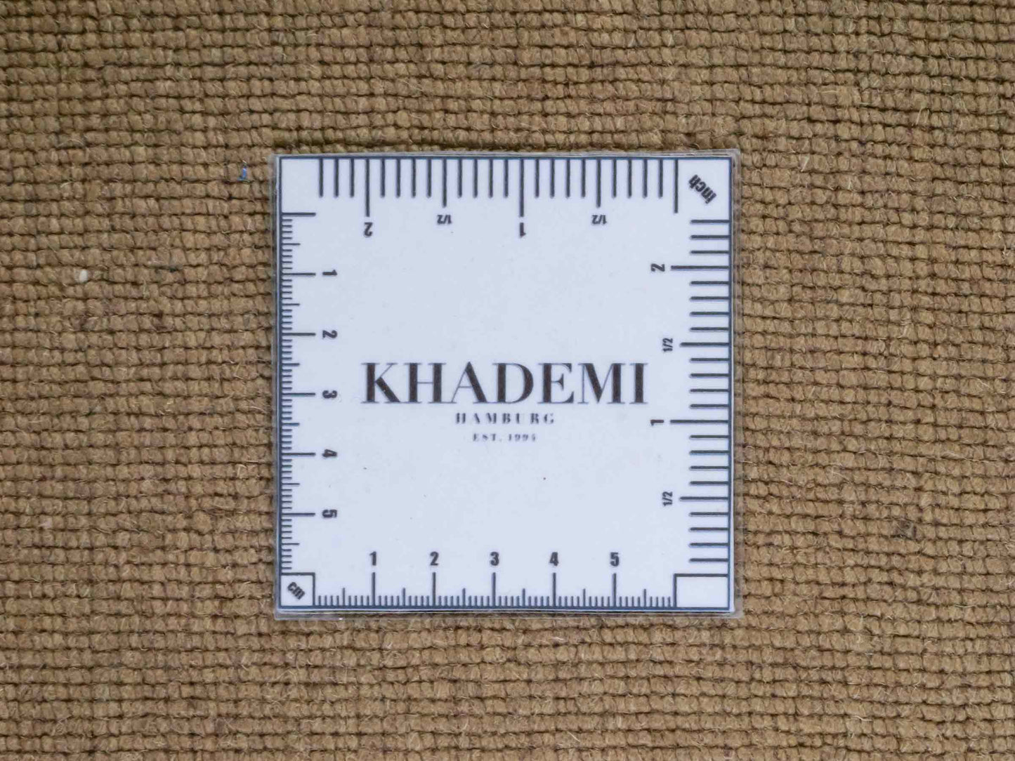 Moderner, Handloom Lori Gabbeh Orientteppich von Khademi aus Wolle, beige, rot. Geometrisches Nomaden-Design. Produziert in Indien. Größe: 182x121cm. Teppichnummer: KB4-1802. Verkauf durch Jupiter Intl.