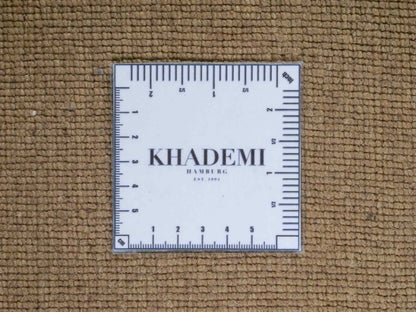 Moderner, Handloom Lori Gabbeh Orientteppich von Khademi aus Wolle, beige, rot. Geometrisches Nomaden-Design. Produziert in Indien. Größe: 182x121cm. Teppichnummer: KB4-1802. Verkauf durch Jupiter Intl.