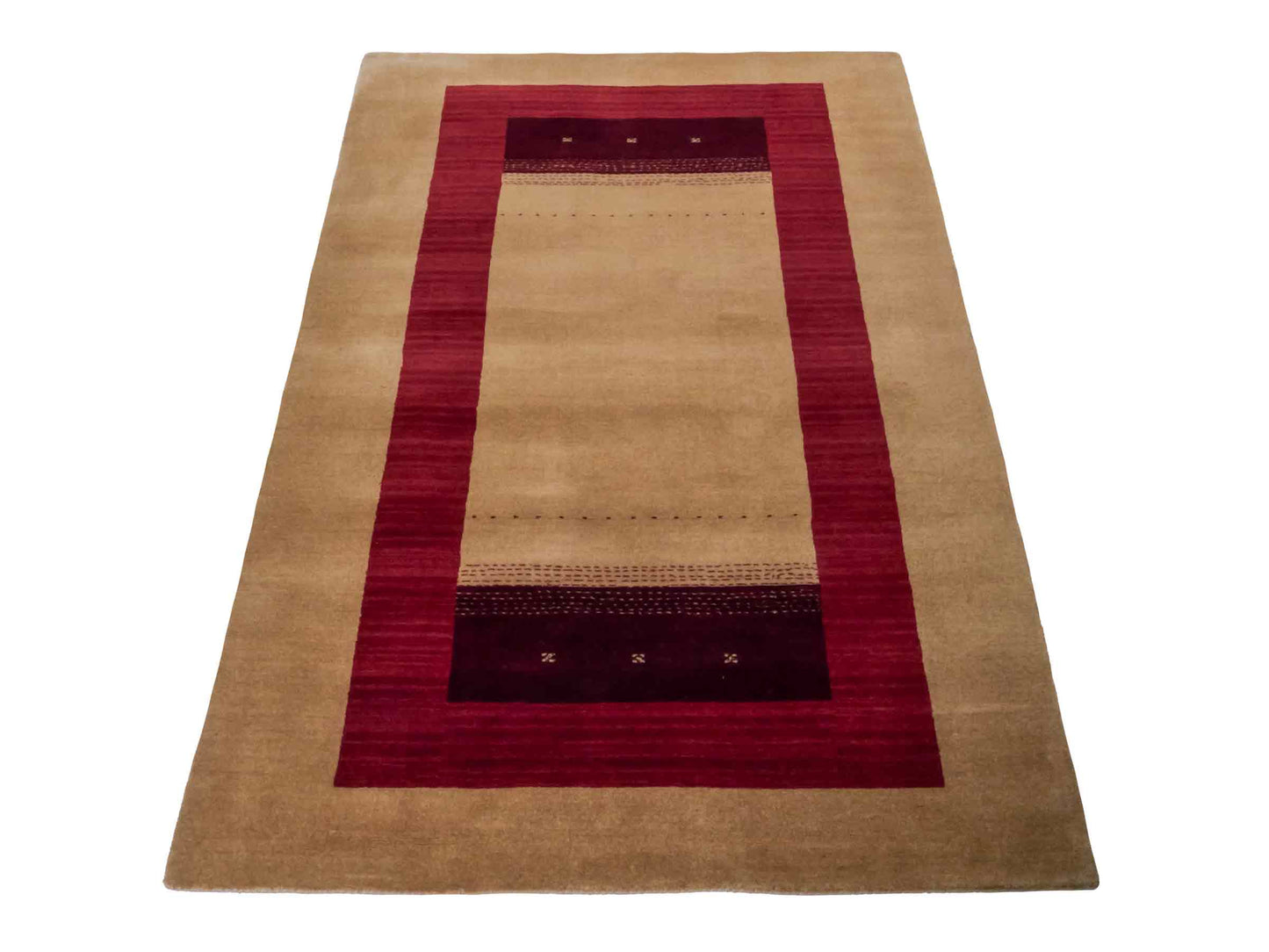 Moderner, Handloom Lori Gabbeh Orientteppich von Khademi aus Wolle, beige, rot. Geometrisches Nomaden-Design. Produziert in Indien. Größe: 182x121cm. Teppichnummer: KB4-1802. Verkauf durch Jupiter Intl.