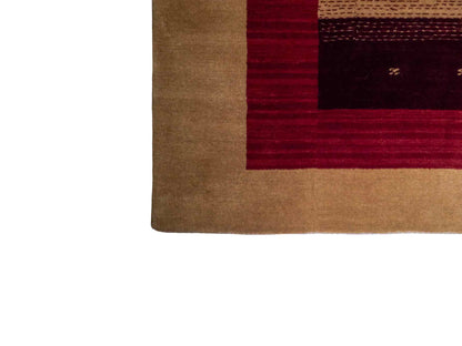 Moderner, Handloom Lori Gabbeh Orientteppich von Khademi aus Wolle, beige, rot. Geometrisches Nomaden-Design. Produziert in Indien. Größe: 182x121cm. Teppichnummer: KB4-1802. Verkauf durch Jupiter Intl.