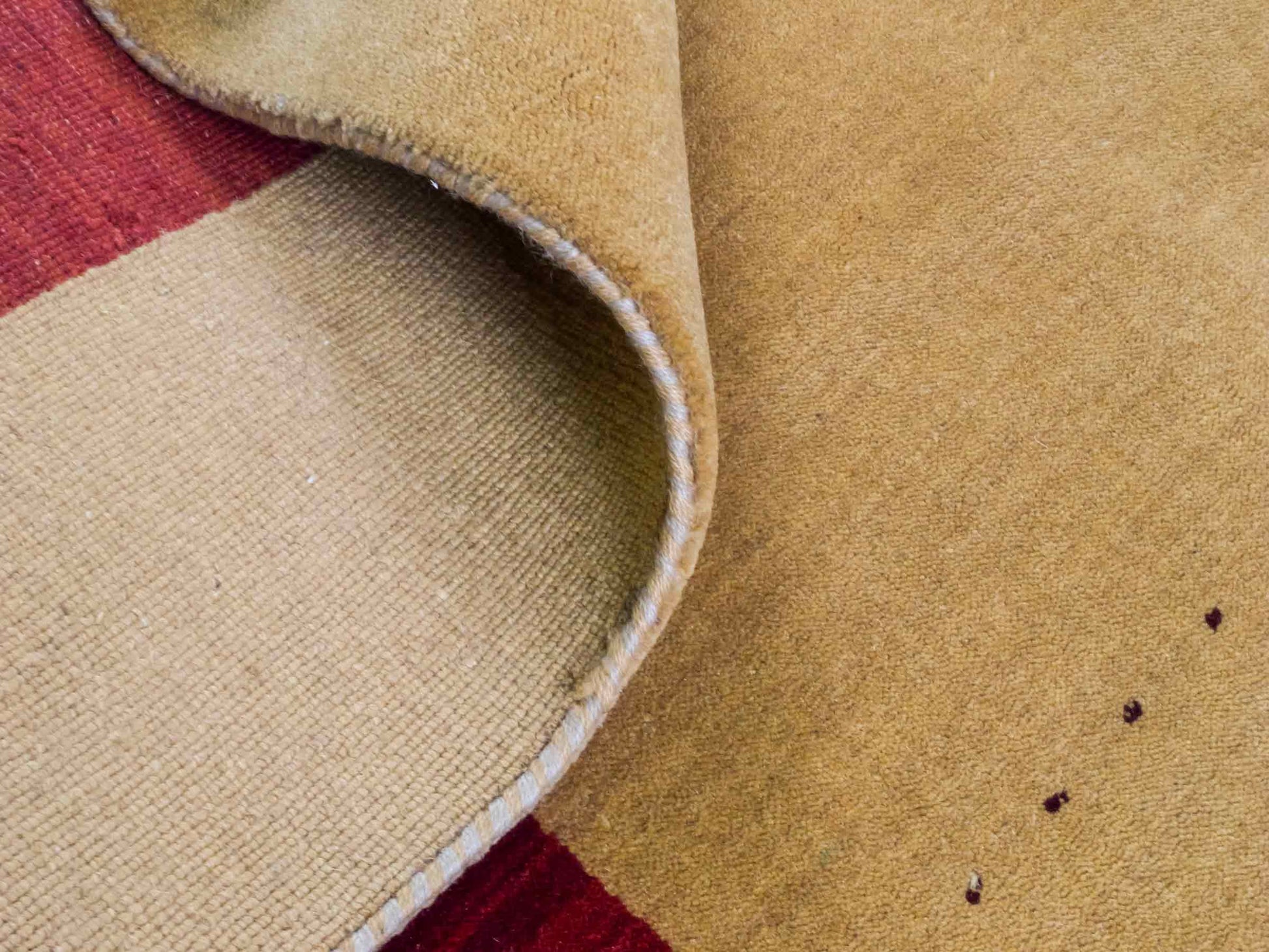 Moderner, Handloom Lori Gabbeh Orientteppich von Khademi aus Wolle, beige, rot. Geometrisches Nomaden-Design. Produziert in Indien. Größe: 182x121cm. Teppichnummer: KB4-1802. Verkauf durch Jupiter Intl.