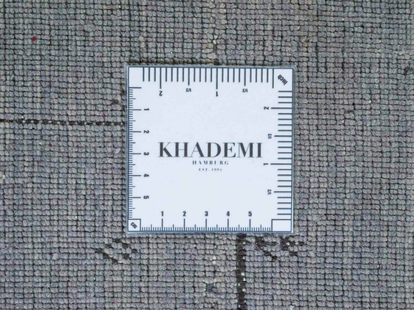 Moderner, Handloom Lori Gabbeh Orientteppich von Khademi aus Wolle, grau. Geometrisches Nomaden-Design. Produziert in Indien. Größe: 196x136cm. Teppichnummer: KB4-1786. Verkauf durch Jupiter Intl.