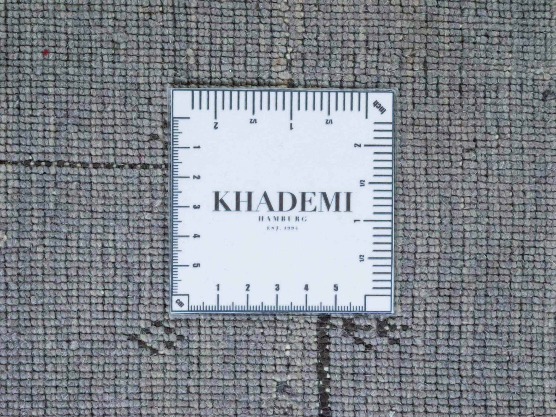 Moderner, Handloom Lori Gabbeh Orientteppich von Khademi aus Wolle, grau. Geometrisches Nomaden-Design. Produziert in Indien. Größe: 196x136cm. Teppichnummer: KB4-1786. Verkauf durch Jupiter Intl.