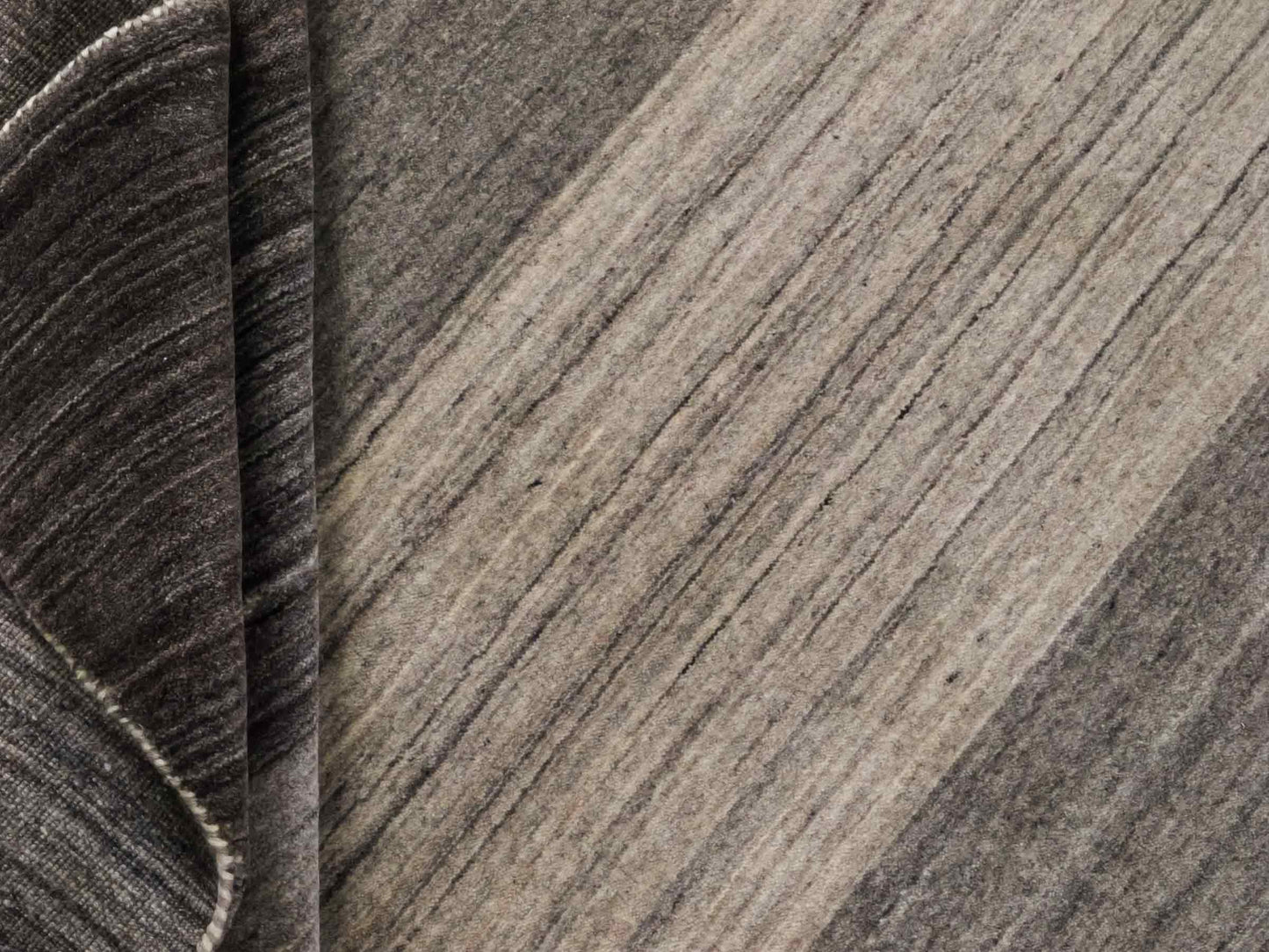 Moderner, Handloom Lori Gabbeh Orientteppich von Khademi aus Wolle, braun, grau, beige. Geometrisches Nomaden-Design. Produziert in Indien. Größe: 198x136cm. Teppichnummer: KB4-1782. Verkauf durch Jupiter Intl.