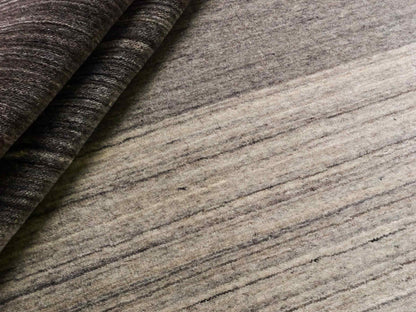 Moderner, Handloom Lori Gabbeh Orientteppich von Khademi aus Wolle, braun, grau, beige. Geometrisches Nomaden-Design. Produziert in Indien. Größe: 198x136cm. Teppichnummer: KB4-1782. Verkauf durch Jupiter Intl.