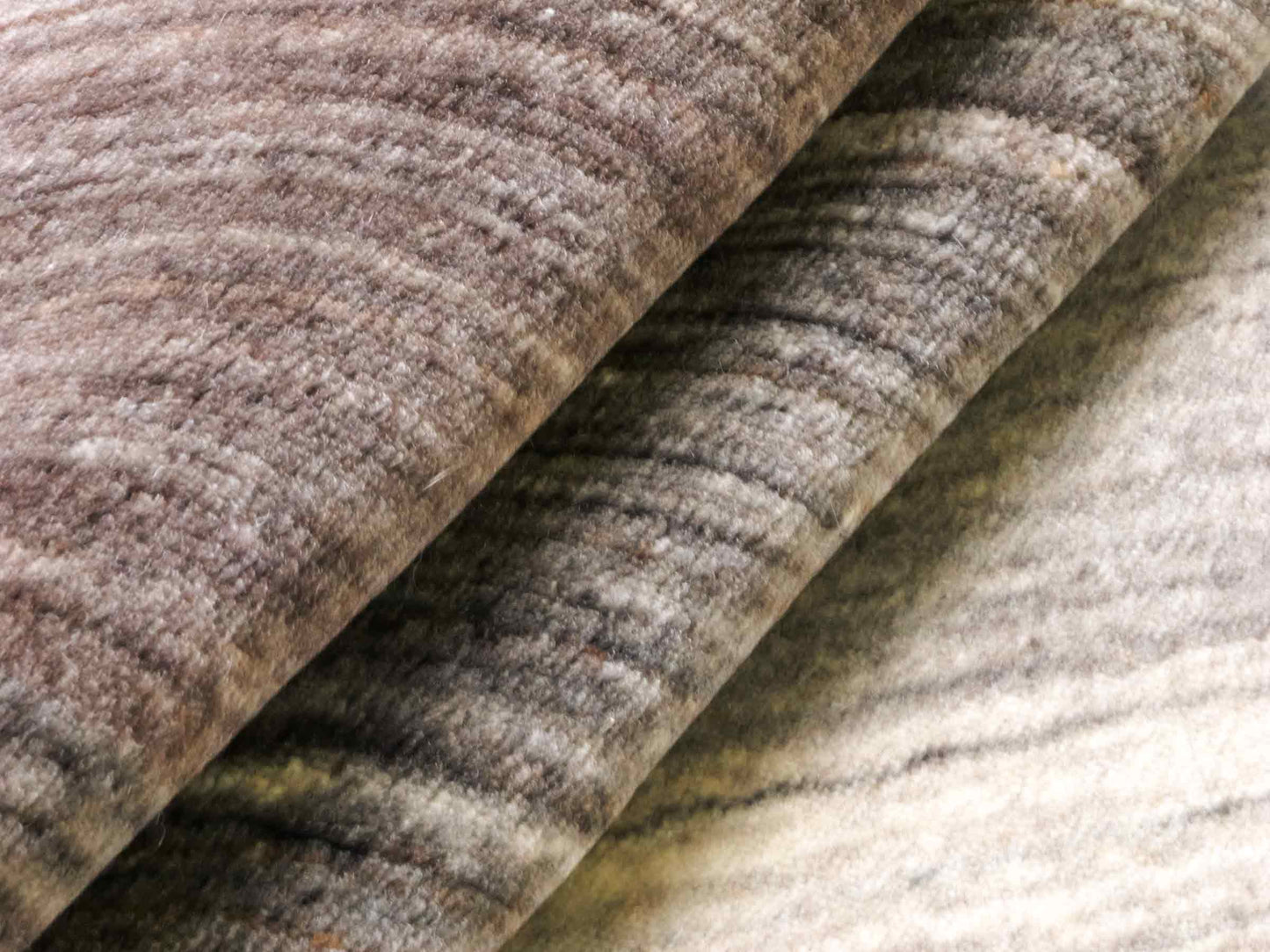 Moderner, Handloom Lori Gabbeh Orientteppich von Khademi aus Wolle, braun, grau, beige. Geometrisches Nomaden-Design. Produziert in Indien. Größe: 198x136cm. Teppichnummer: KB4-1782. Verkauf durch Jupiter Intl.