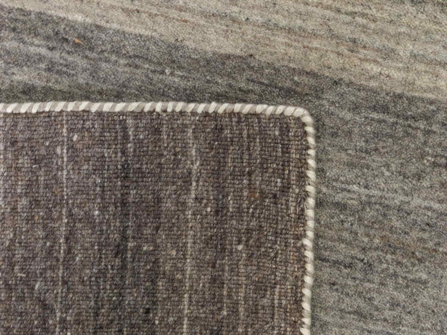 Moderner, Handloom Lori Gabbeh Orientteppich von Khademi aus Wolle, braun, grau, beige. Geometrisches Nomaden-Design. Produziert in Indien. Größe: 198x136cm. Teppichnummer: KB4-1782. Verkauf durch Jupiter Intl.