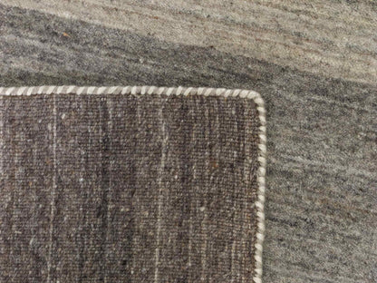 Moderner, Handloom Lori Gabbeh Orientteppich von Khademi aus Wolle, braun, grau, beige. Geometrisches Nomaden-Design. Produziert in Indien. Größe: 198x136cm. Teppichnummer: KB4-1782. Verkauf durch Jupiter Intl.