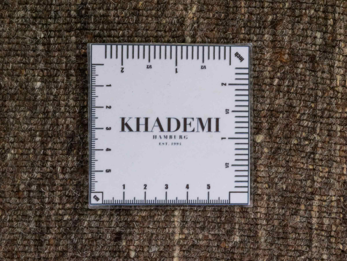 Moderner, Handloom Lori Gabbeh Orientteppich von Khademi aus Wolle, braun, grau, beige. Geometrisches Nomaden-Design. Produziert in Indien. Größe: 198x136cm. Teppichnummer: KB4-1782. Verkauf durch Jupiter Intl.