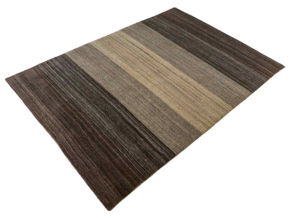 Moderner, Handloom Lori Gabbeh Orientteppich von Khademi aus Wolle, braun, grau, beige. Geometrisches Nomaden-Design. Produziert in Indien. Größe: 198x136cm. Teppichnummer: KB4-1782. Verkauf durch Jupiter Intl.