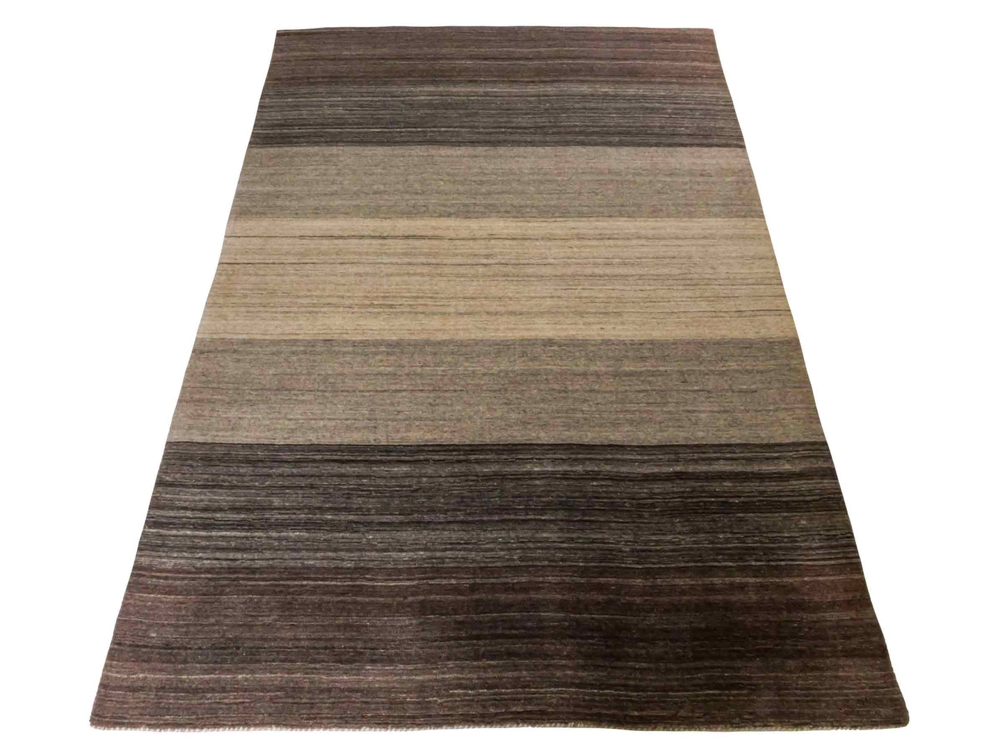 Moderner, Handloom Lori Gabbeh Orientteppich von Khademi aus Wolle, braun, grau, beige. Geometrisches Nomaden-Design. Produziert in Indien. Größe: 198x136cm. Teppichnummer: KB4-1782. Verkauf durch Jupiter Intl.