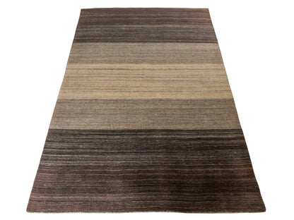 Moderner, Handloom Lori Gabbeh Orientteppich von Khademi aus Wolle, braun, grau, beige. Geometrisches Nomaden-Design. Produziert in Indien. Größe: 198x136cm. Teppichnummer: KB4-1782. Verkauf durch Jupiter Intl.