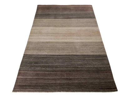 Moderner, Handloom Lori Gabbeh Orientteppich von Khademi aus Wolle, braun, grau, beige. Geometrisches Nomaden-Design. Produziert in Indien. Größe: 198x136cm. Teppichnummer: KB4-1782. Verkauf durch Jupiter Intl.