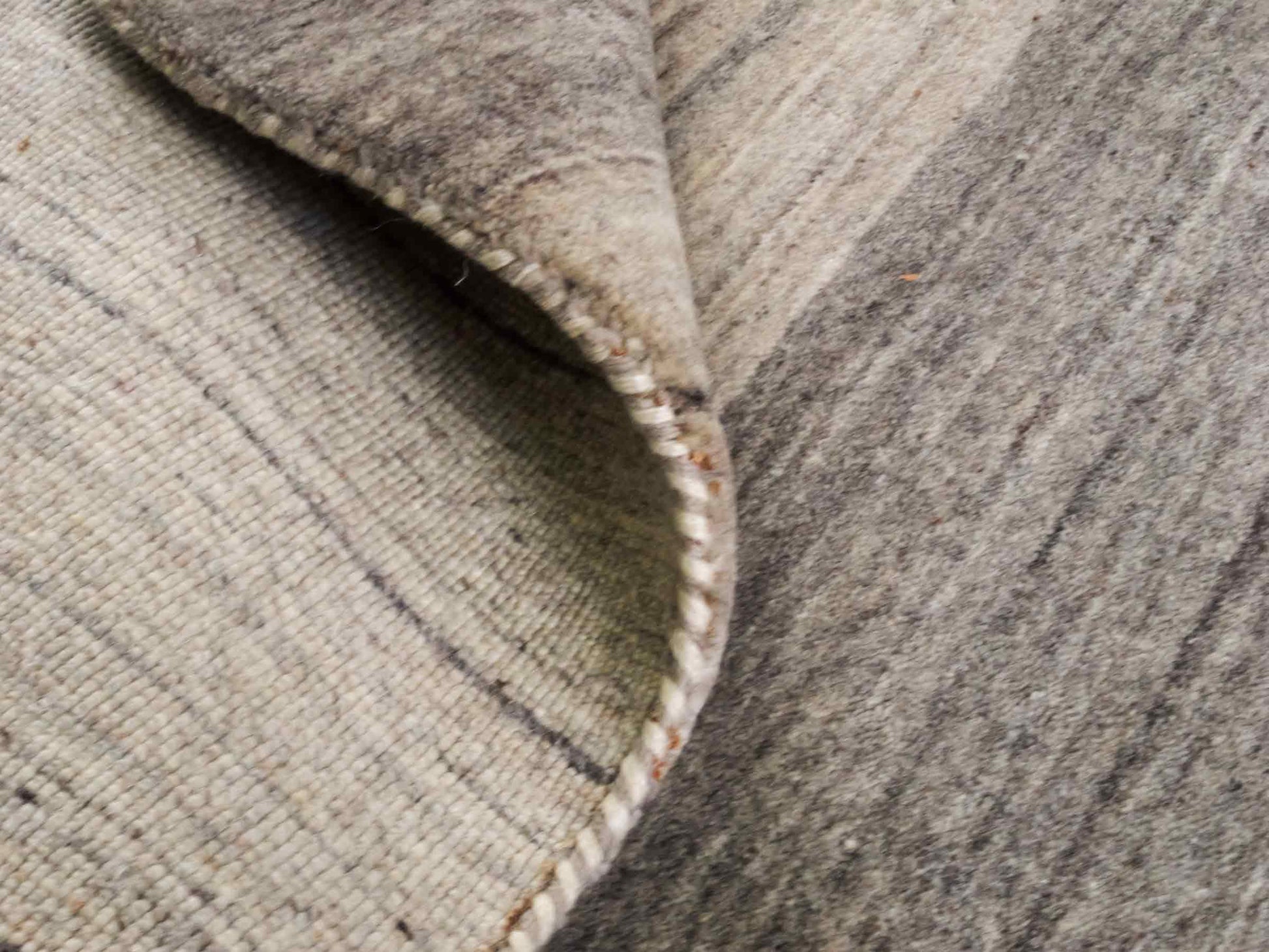 Moderner, Handloom Lori Gabbeh Orientteppich von Khademi aus Wolle, braun, grau, beige. Geometrisches Nomaden-Design. Produziert in Indien. Größe: 198x136cm. Teppichnummer: KB4-1782. Verkauf durch Jupiter Intl.